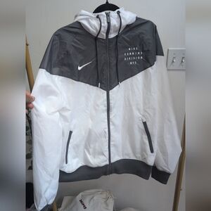 Nike Men's White and Gray Running Jacket Size Medium NWT